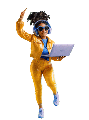 Una mujer bailando con un laptop en la mano